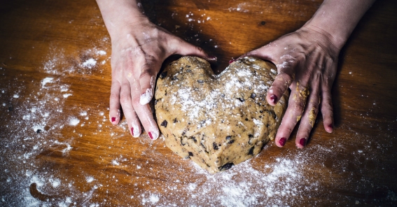 Pão artesanal em forma de coração.
Explorando as Diferenças: Padaria e Confeitaria.