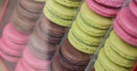 Macarrões de muitos cores.
Explorando as Diferenças: Padaria e Confeitaria.