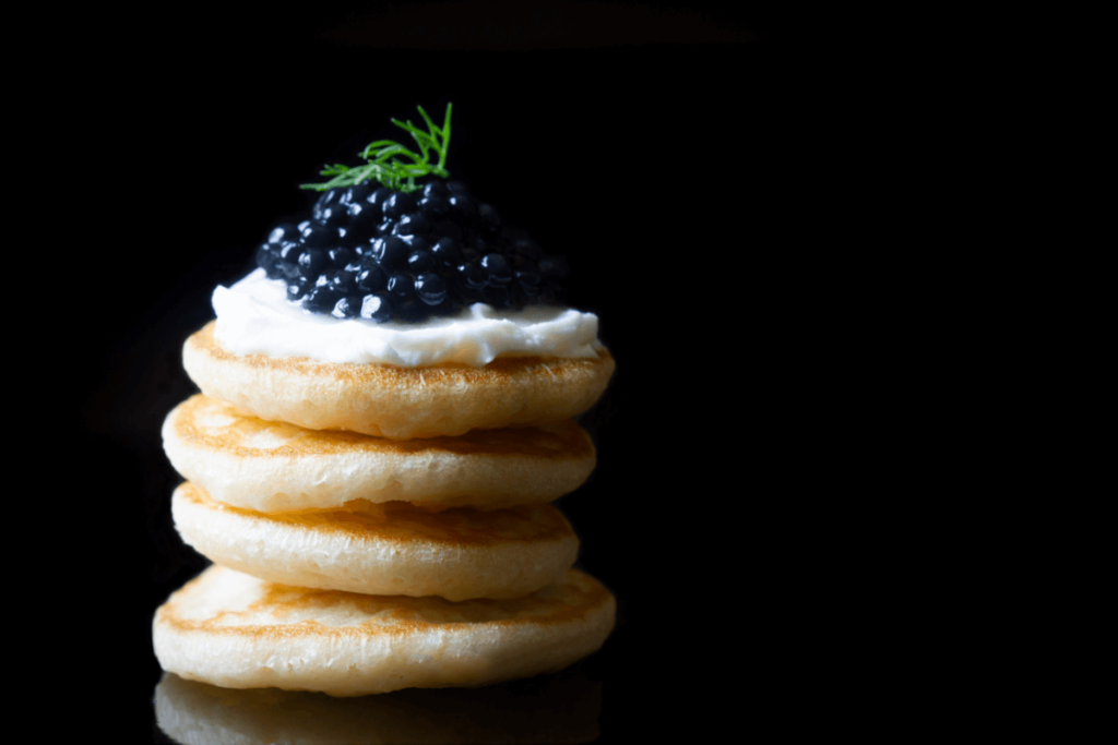 Sabor Sofisticado Descubra o Luxo de Blinis com Caviar