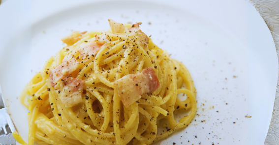 Carbonara: Tradição vs. Modernidade