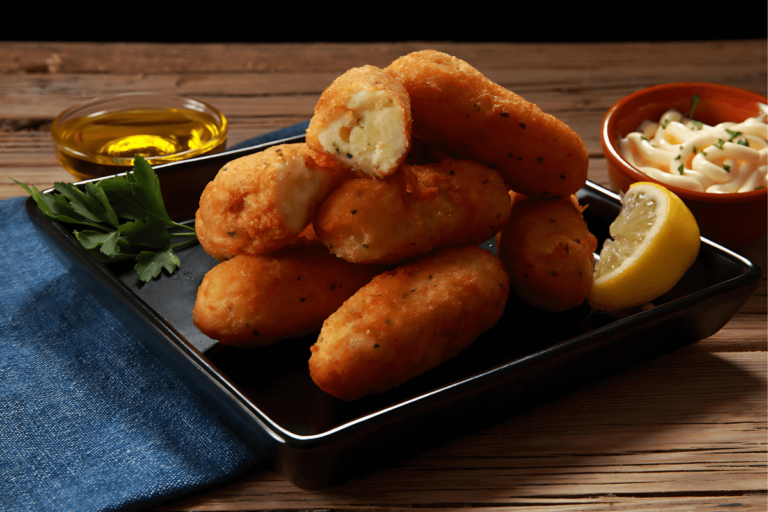 Croquete de Bacalhau com Aioli de Azeitonas Pretas: Uma Explosão de Sabores Irresistível.