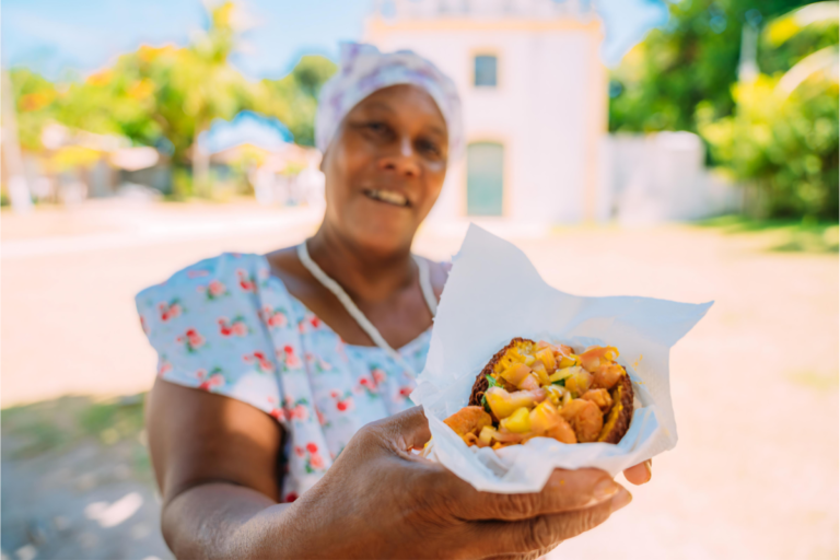 Tradicionais baianas do acarajé, com seus trajes brancos e muita história para contar, o vendem nas ruas de Salvador. Sabores da Bahia