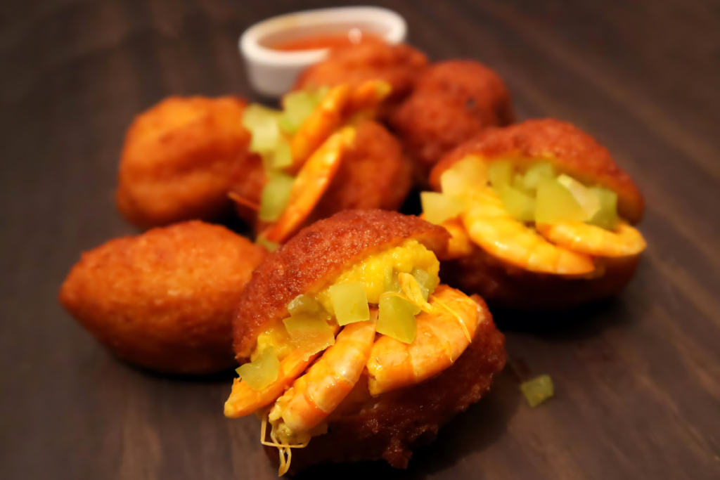 Acarajé, um símbolo da cultura afro-brasileira, que é apreciado por pessoas de todas as idades e origens
Sabores da Bahia