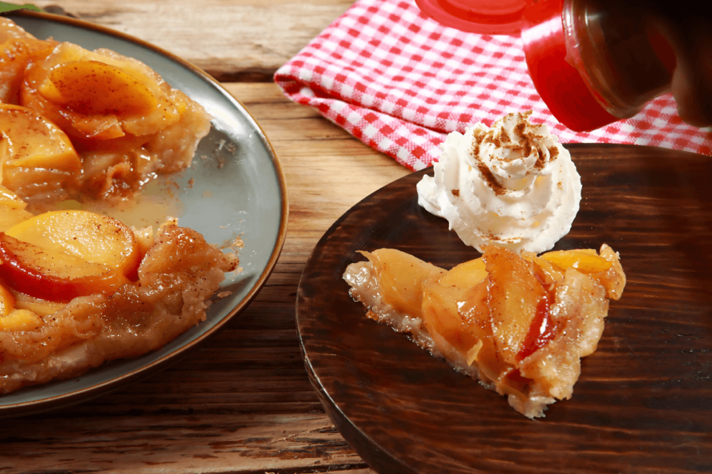 Tarte Tatin Quente com Creme Chantilly.
Tarte Tatin: Receita Fácil para Impressionar.