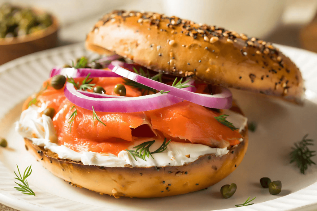 Bagels com Creeam Cheese e Salmão.
Bagel: guia completo.