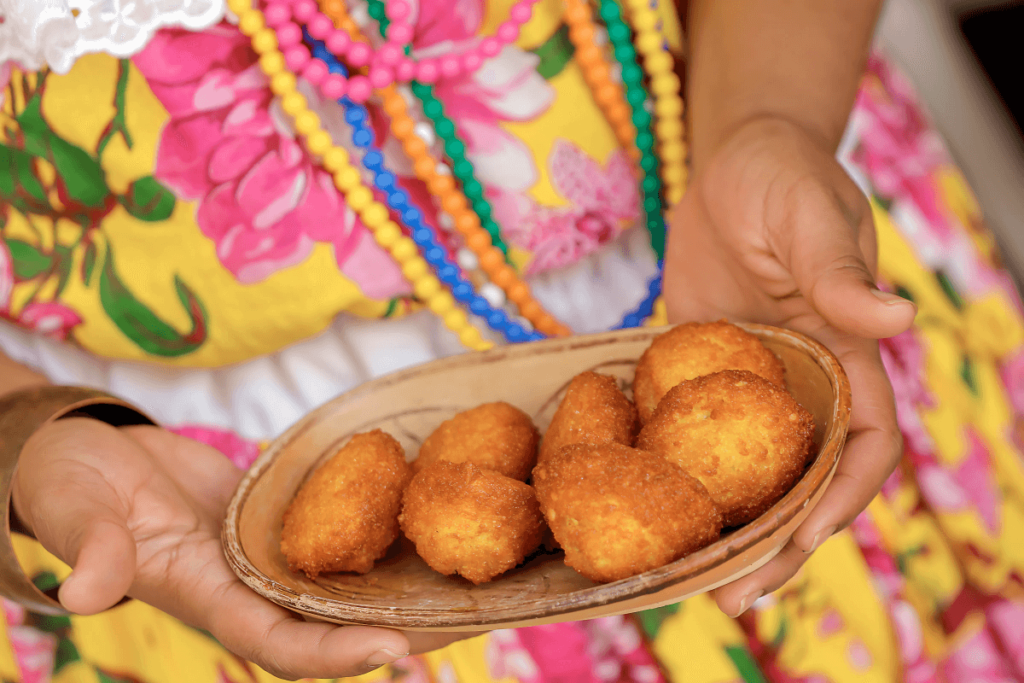 Foto de Mulher Baian com Acaraje.
roteiro gastronômico da Bahia.