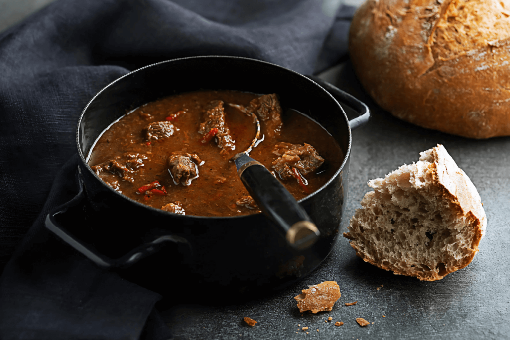 Goulash de Carne com um Pedaço de Pão.
Goulash de Carne.