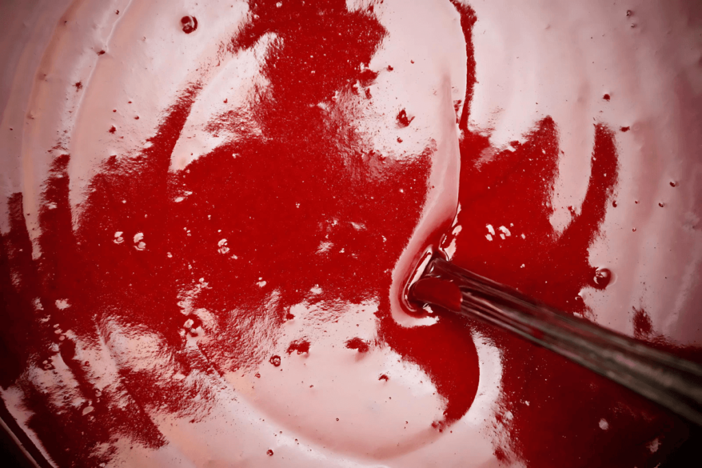 Mistura do Corante Vermelho.
Red Velvet Receita Fácil.