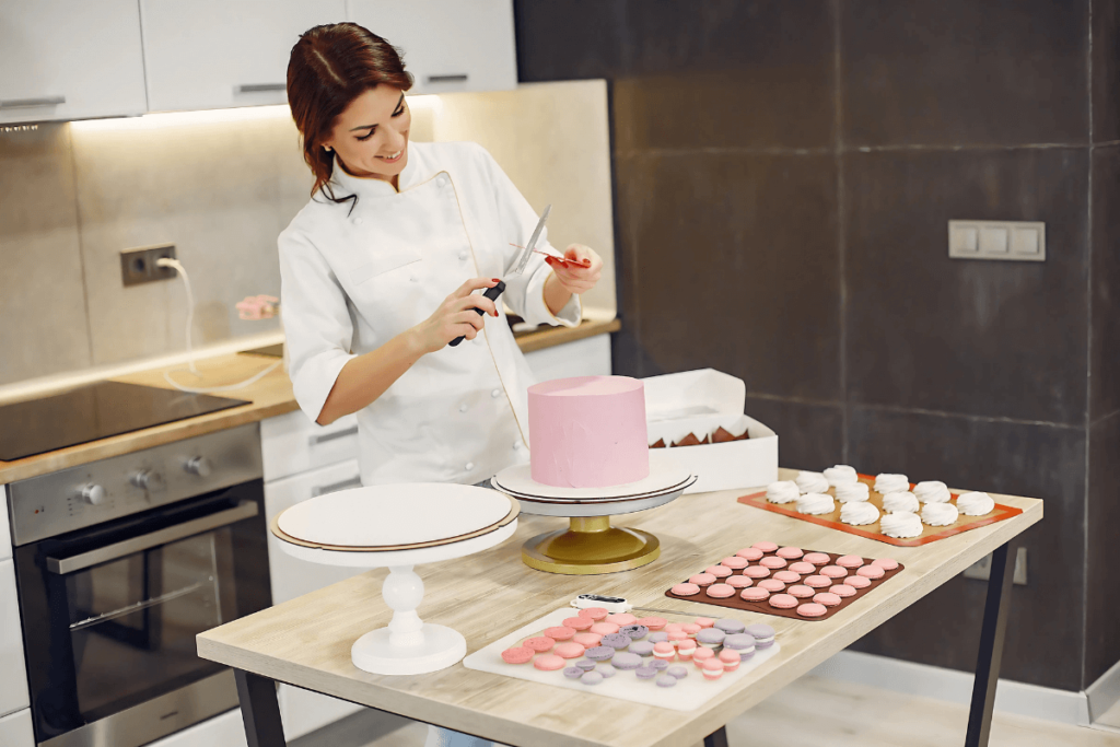 Mulher Cozinhando em Seu Casa, para um pedido de um cliente.
Aliviar estresse com doces.