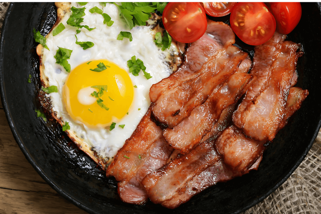 Ovo, com Bacon Frito e Tomate Cereja.
Bacon: receitas e dicas
