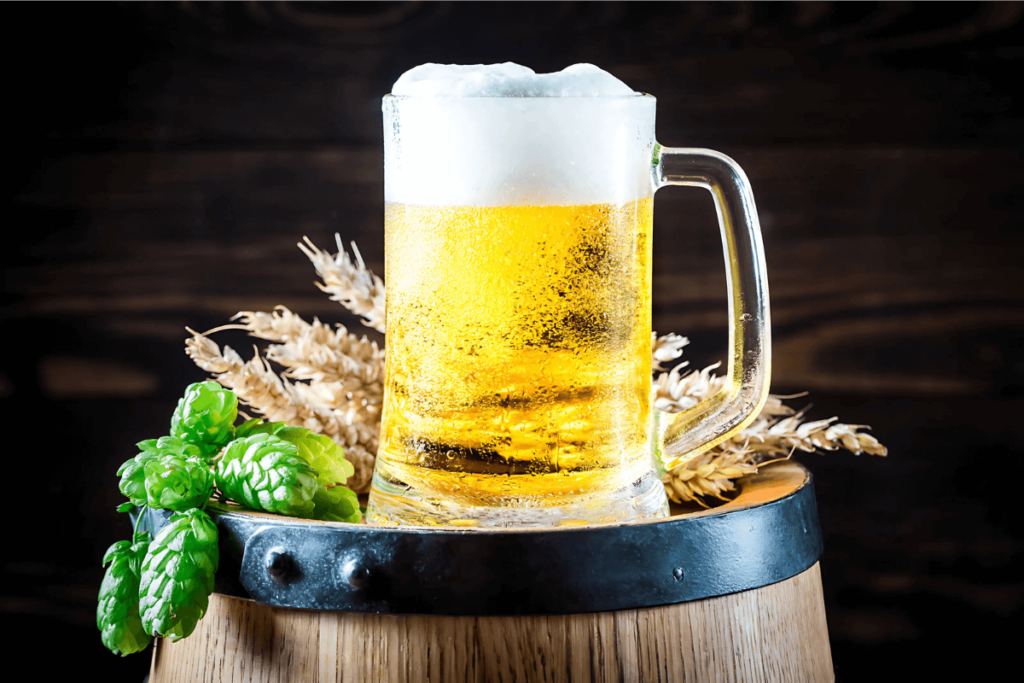 Chopp de cerveja no barril.