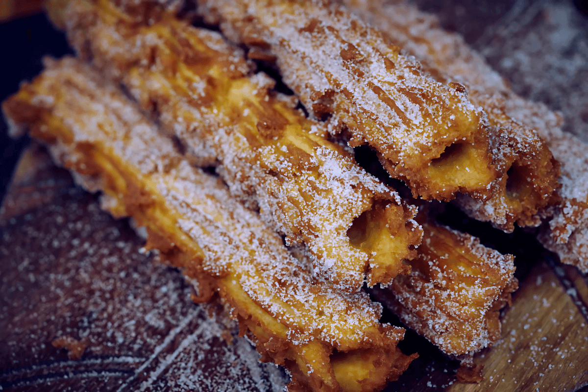 Churros com Canela e Açúcar Confeiteiro. Receita de Churros Simples.