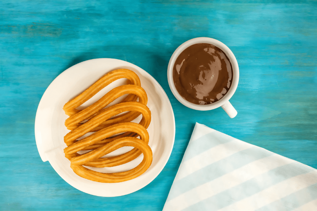 Churros tradicionais espanhóis com Chocolate Quente.
Desvende a história do churro.