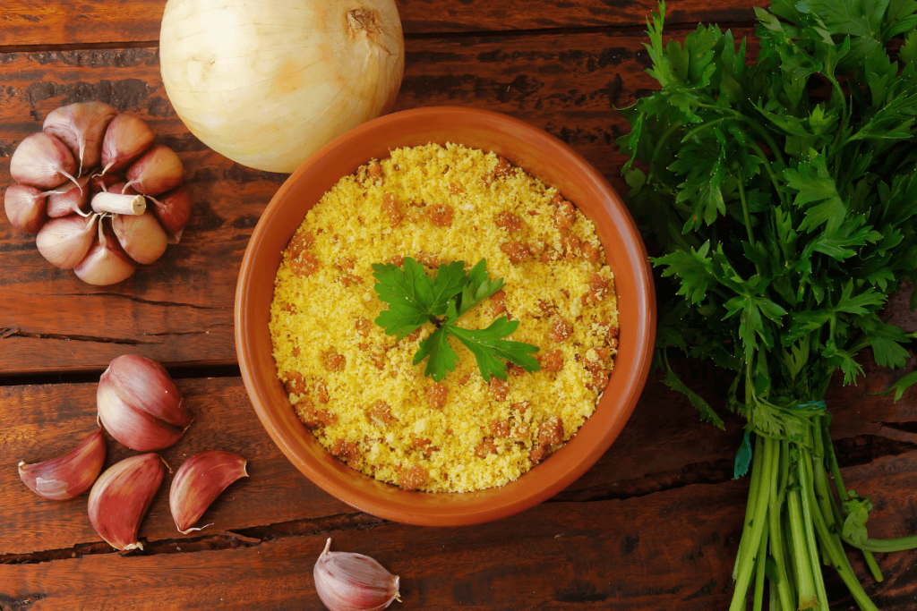 Farofa brasileira. Prato tradicional da culinária brasileira.
Preparar Farofa Brasileira Tradicional.