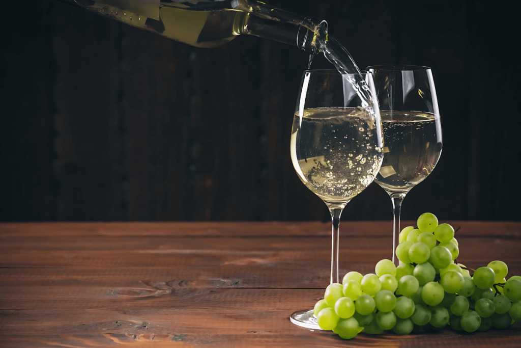 Foto de Taças de vinho branco.
Vinho branco evite erros.