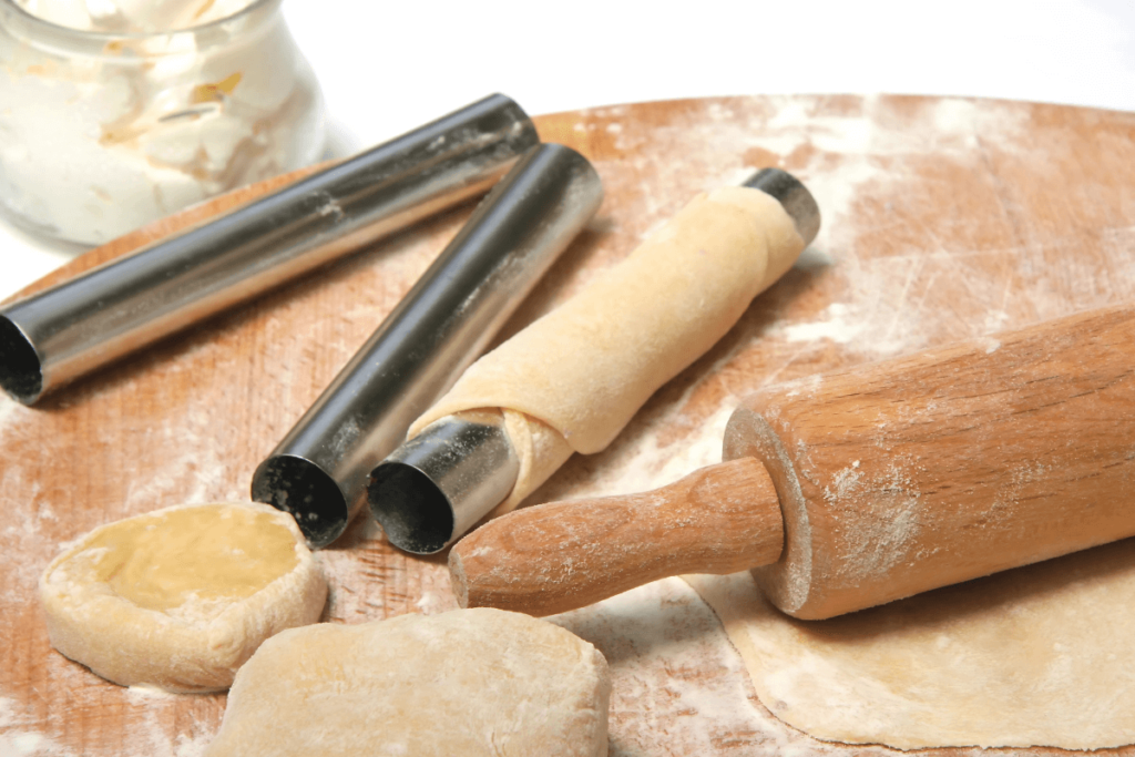 Massa de Cannoli, com os tubos para dar forma.
Receita Cannoli Siciliano.