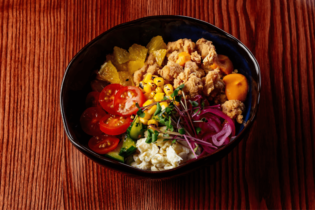 Poke bowl havaiano com frango, vegetais e arroz.
Poke Havaiano: Uma Jornada Culinária