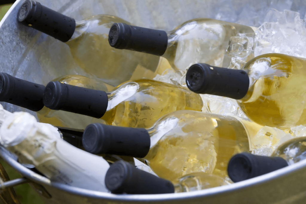 Vinho Branco em Balde com Gelo.
Vinho branco evite erros.