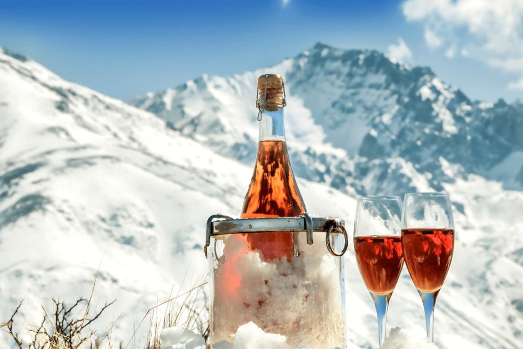 Vinho espumante rosé no sopé da montanha nevada.
Tipos de rosé: guia completo.