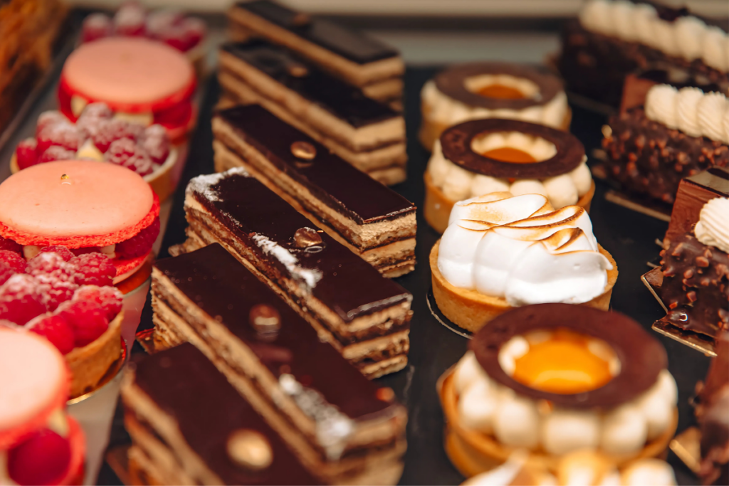 Doces Franceses em uma Vitrine.