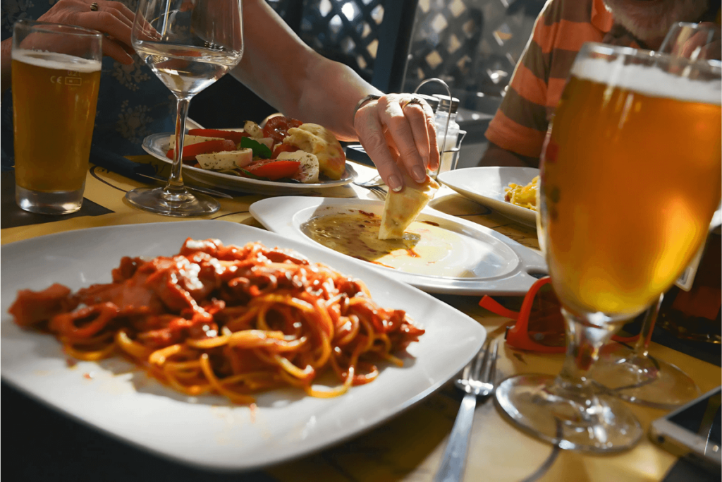Macarrão espaguete e cerveja.
cerveja artesanal com comida.