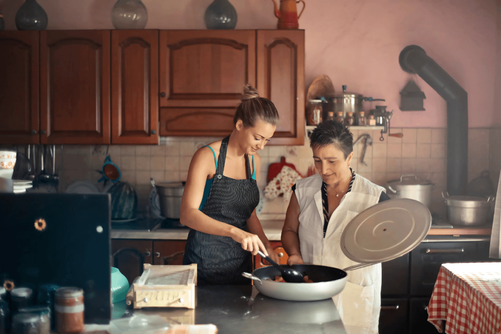Mulher alegre cozinhando.
Comida Caseira, Renda Extra.