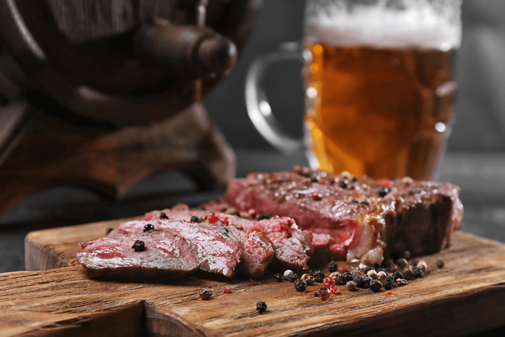 Saboroso bife grelhado com cerveja.
cerveja artesanal com comida.