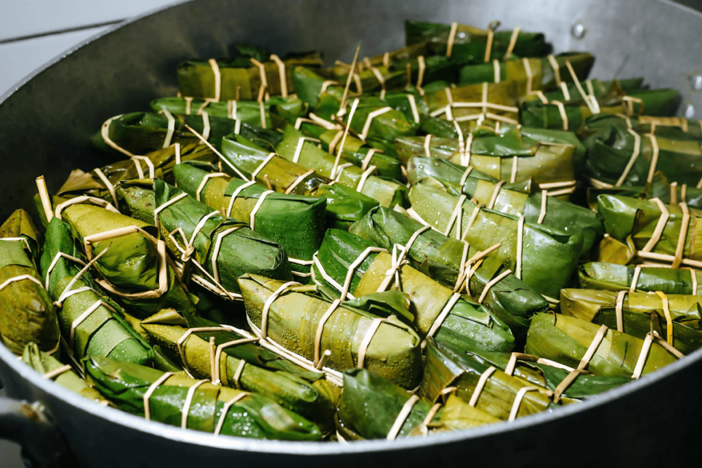 Tamales cozidos no vapor envoltos em folhas de bananeira.
Desvendando a história dos tamales.