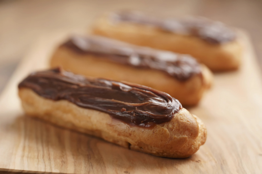 éclairs franceses tradicionais com ganache de chocolate.
Delícias da confeitaria francesa.