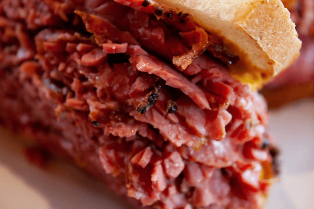 Desvende o Segredo do Montreal Smoked Meat: A Receita Tradicional que Conquistou o Canadá