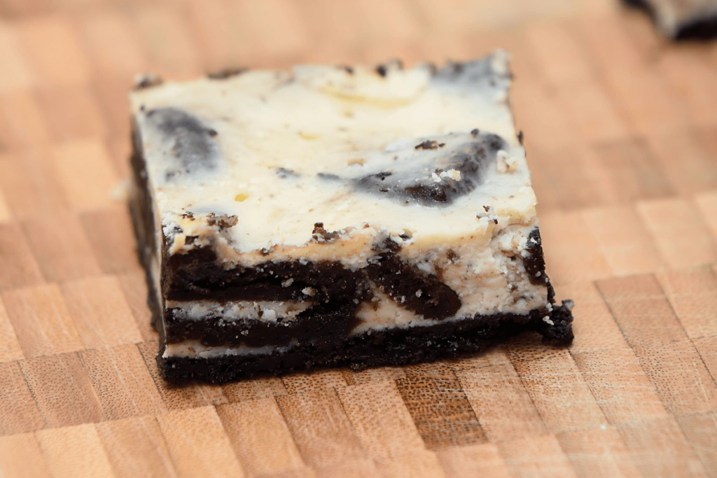 Palha italiana cremosa com leite ninho e pedaços de Oreo, textura macia e sabor irresistível.