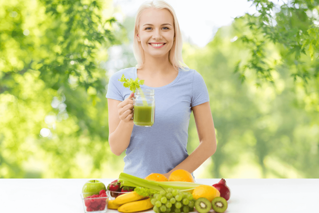 Mulher tomando um suco de muitas frutas.
Começar o veganismo fácil.