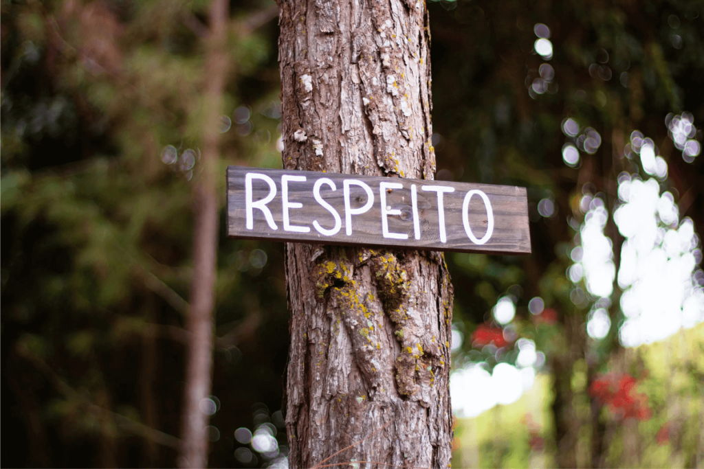 Uma placa de madeira com a palavra