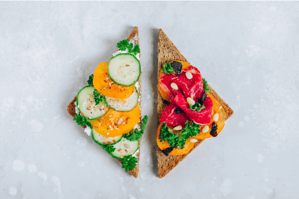 Duas torradas veganas com coberturas coloridas e nutritivas, ideais para veganismo para iniciantes que buscam receitas fáceis para começar o veganismo fácil.