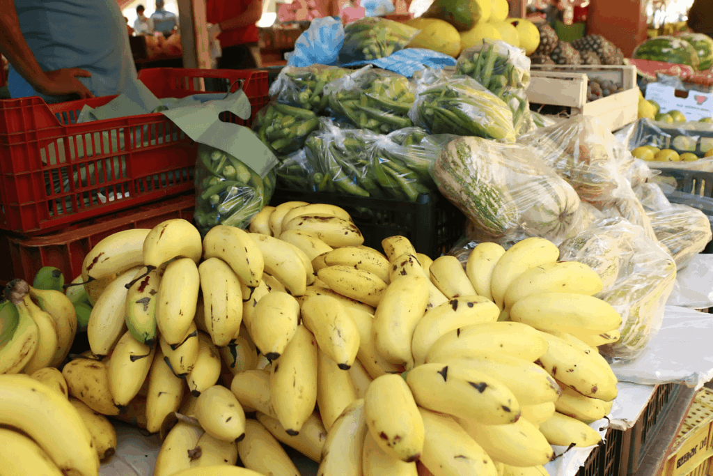 Fachada do Mercado Central de Fortaleza à noite, um possível local para encontrar produtos veganos e sustentáveis na comunidade local.