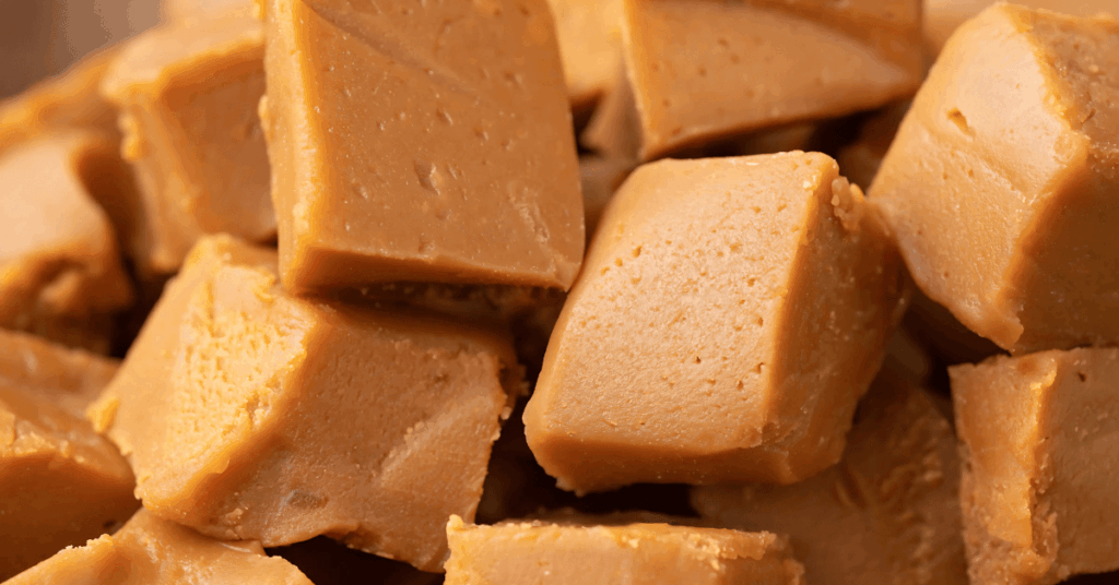 Close-up de pedaços de doce de leite de corte, sobremesa tradicional da culinária de Minas Gerais, empilhados e mostrando sua textura.